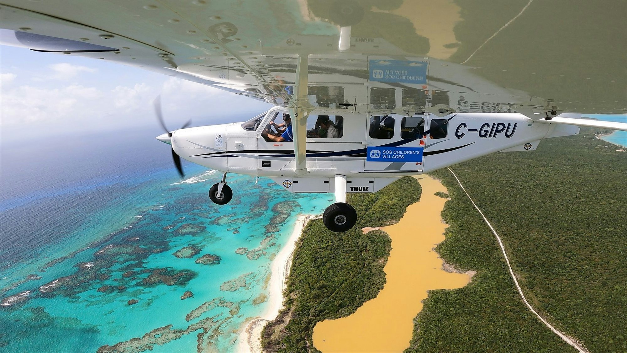 Das Video zeigt Familie Porter in einem Propeller-Flugzeug.