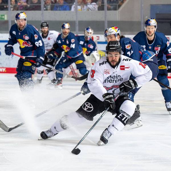 Nicholas Baptiste der Kölner Haie am Puck