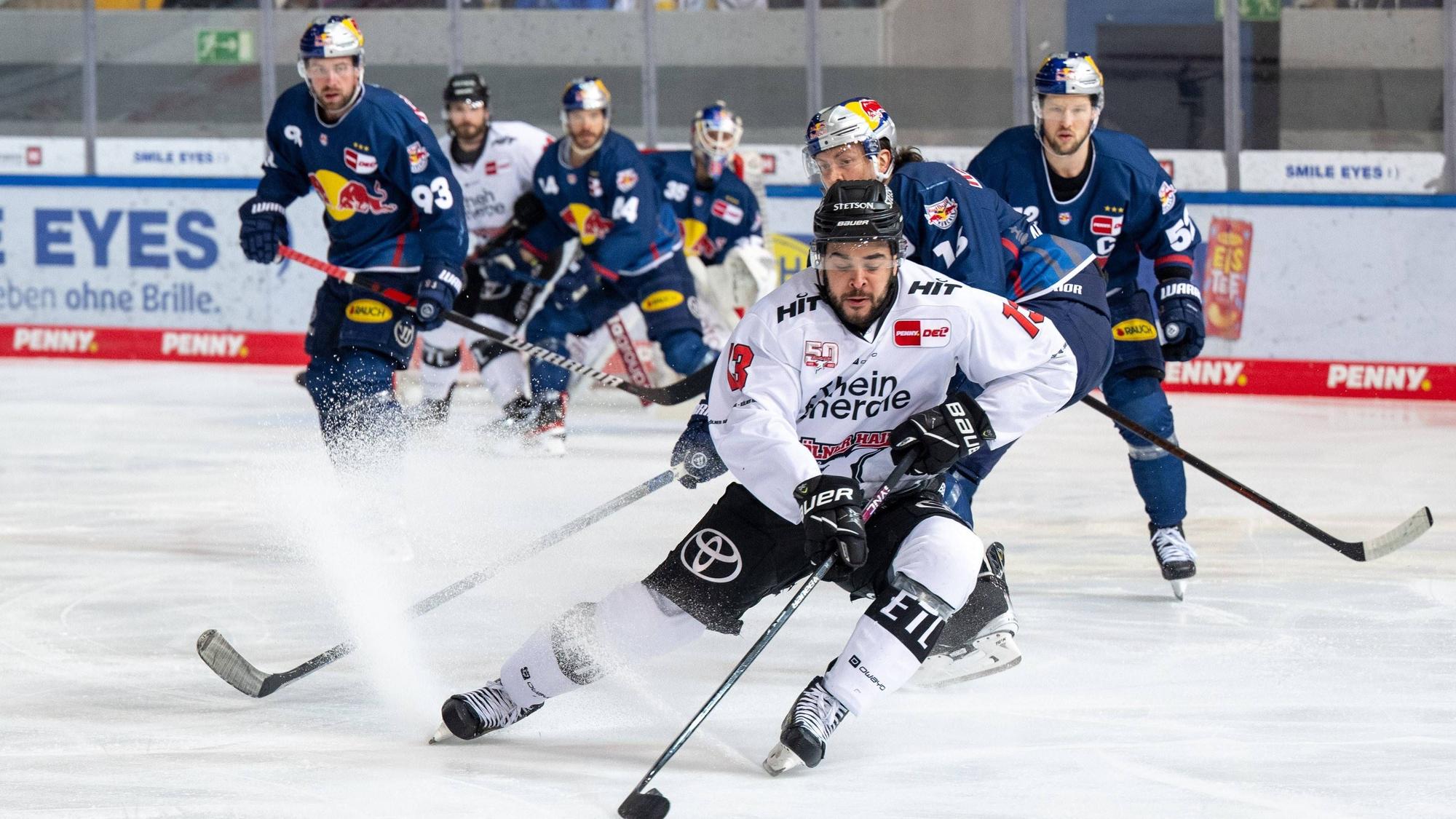 Nicholas Baptiste der Kölner Haie am Puck