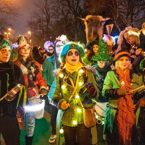 Kostümierte Jecken mit Trommeln beim Geisterzug.