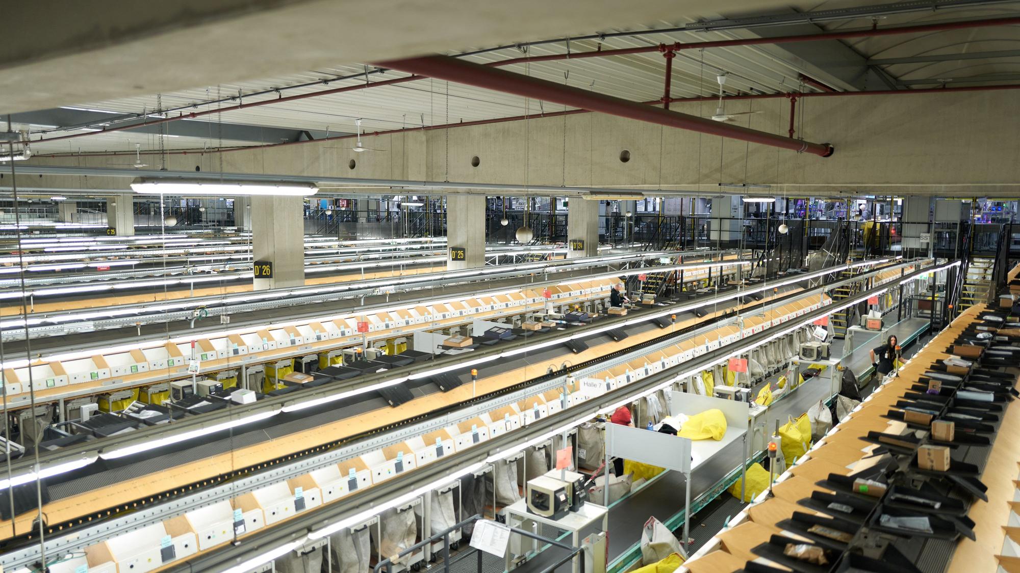 09.02.2023, Blick in die UPS-Deutschland-Zentrale am Flughafen Köln/Bonn: Kleinpakete-Sortierung in Säcke auf einer Sortiermaschine.