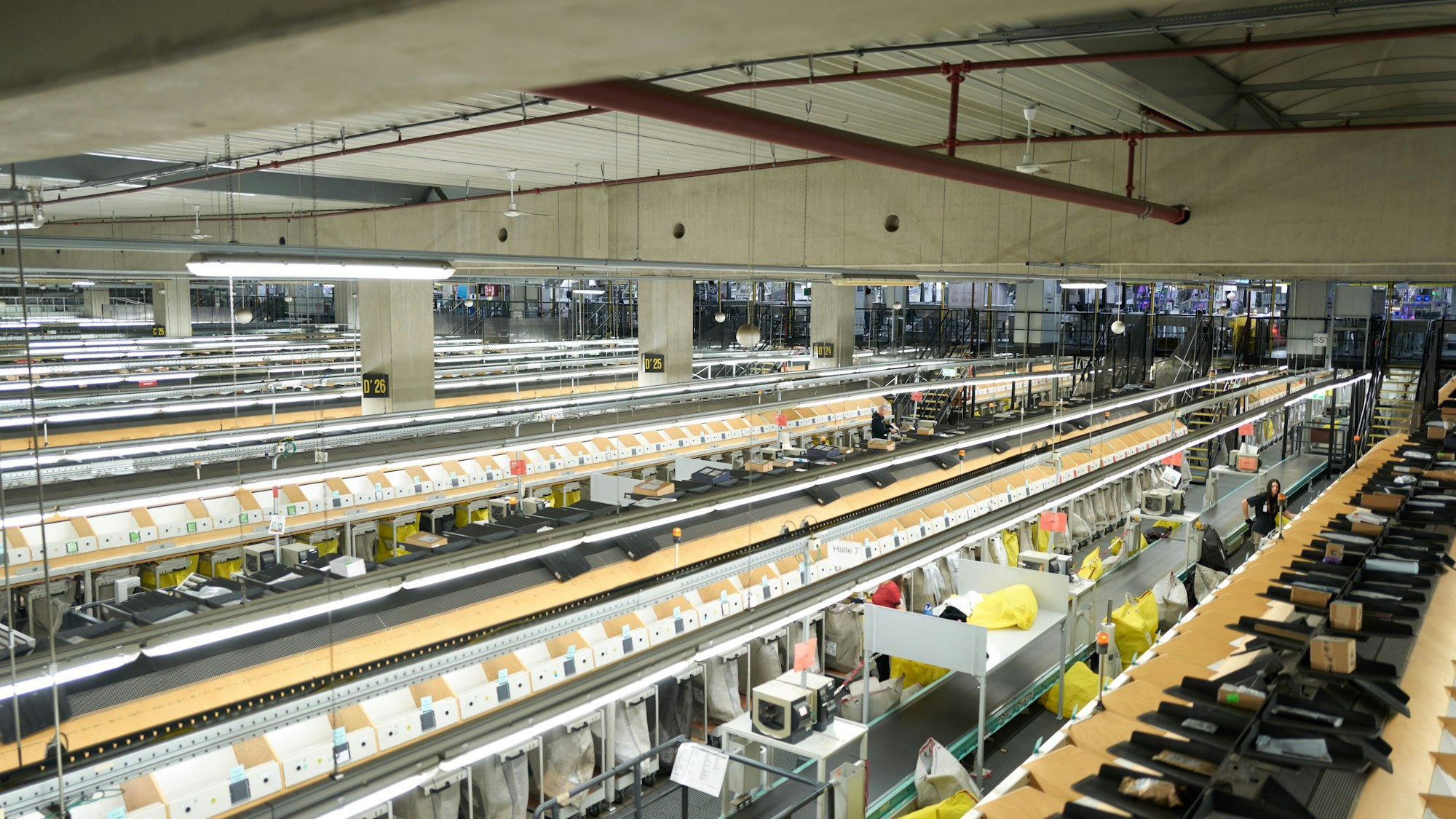 09.02.2023, Blick in die UPS-Deutschland-Zentrale am Flughafen Köln/Bonn: Kleinpakete-Sortierung in Säcke auf einer Sortiermaschine.