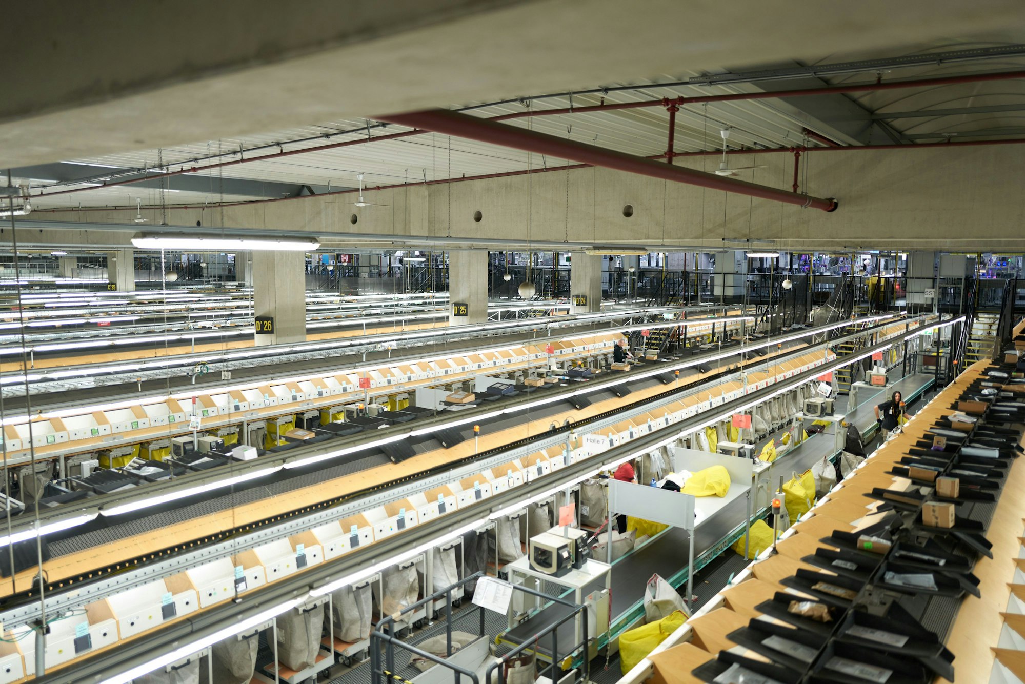 In der großen Halle liegen tausende Pakete auf einem Band. Insgesamt gut 42 Kilometer lang sind die Paketförderbänder im Sortierzentrum.