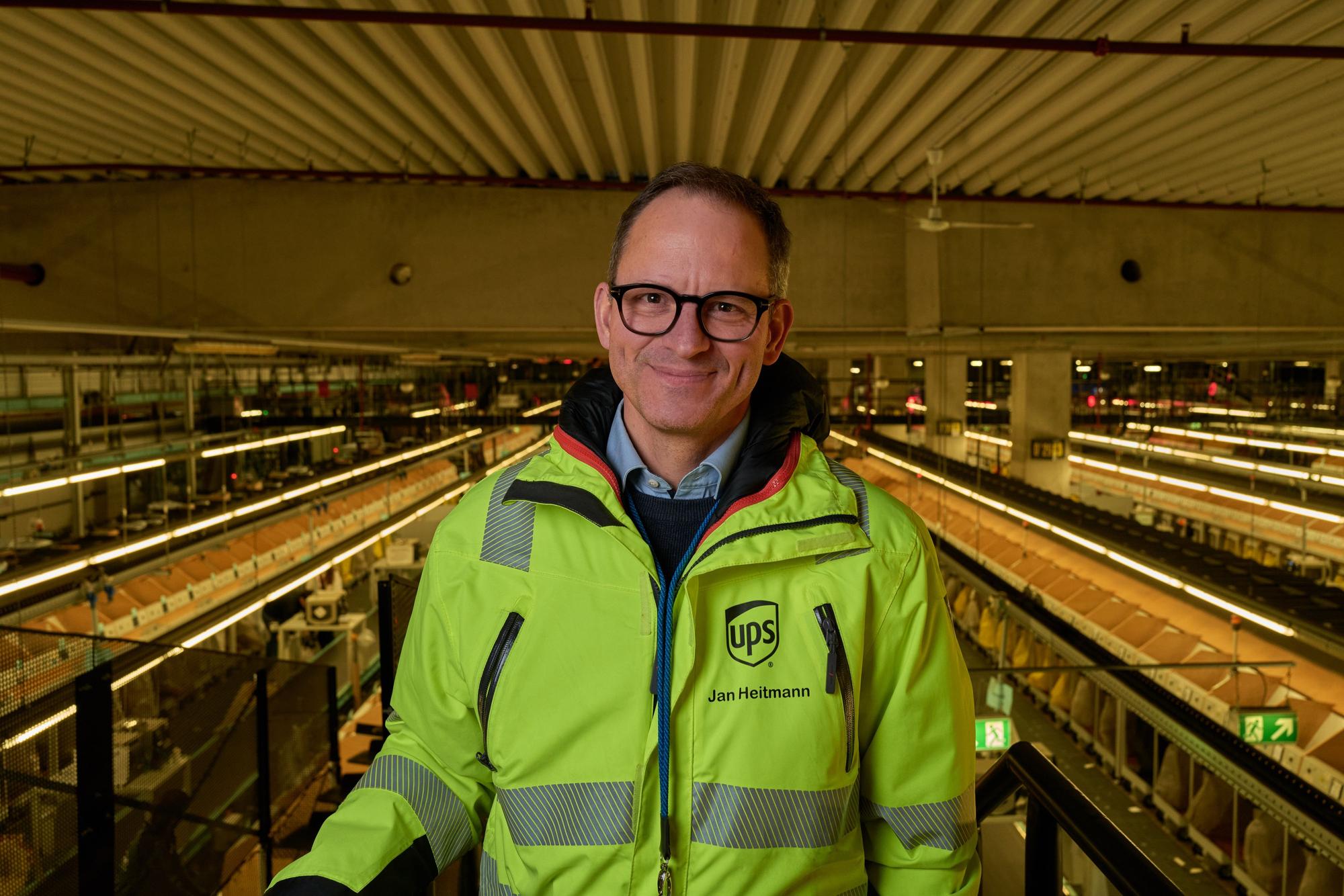 Jan Heitmann, Director Public Affairs bei UPS, in der Sortierhalle.