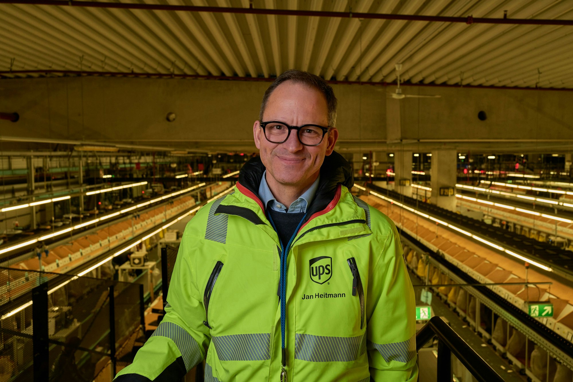 Jan Heitmann, Director Public Affairs bei UPS, in der Sortierhalle.