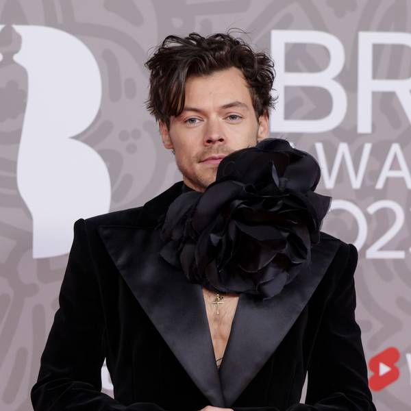 Der britische Musiker Harry Styles ist bekannt für auffällige Outfits.