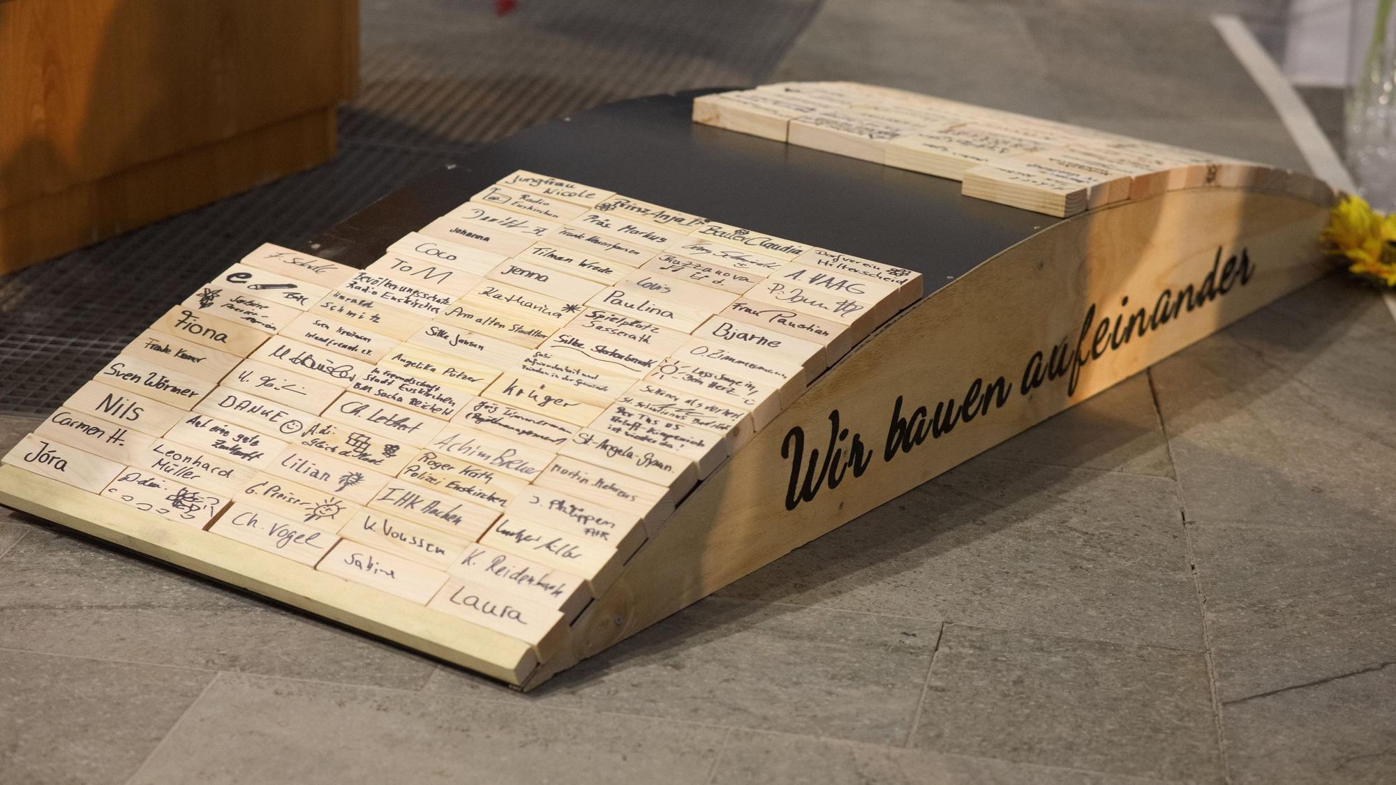 Aus kleinen Holzklötzchen ist eine Brücke gebaut.