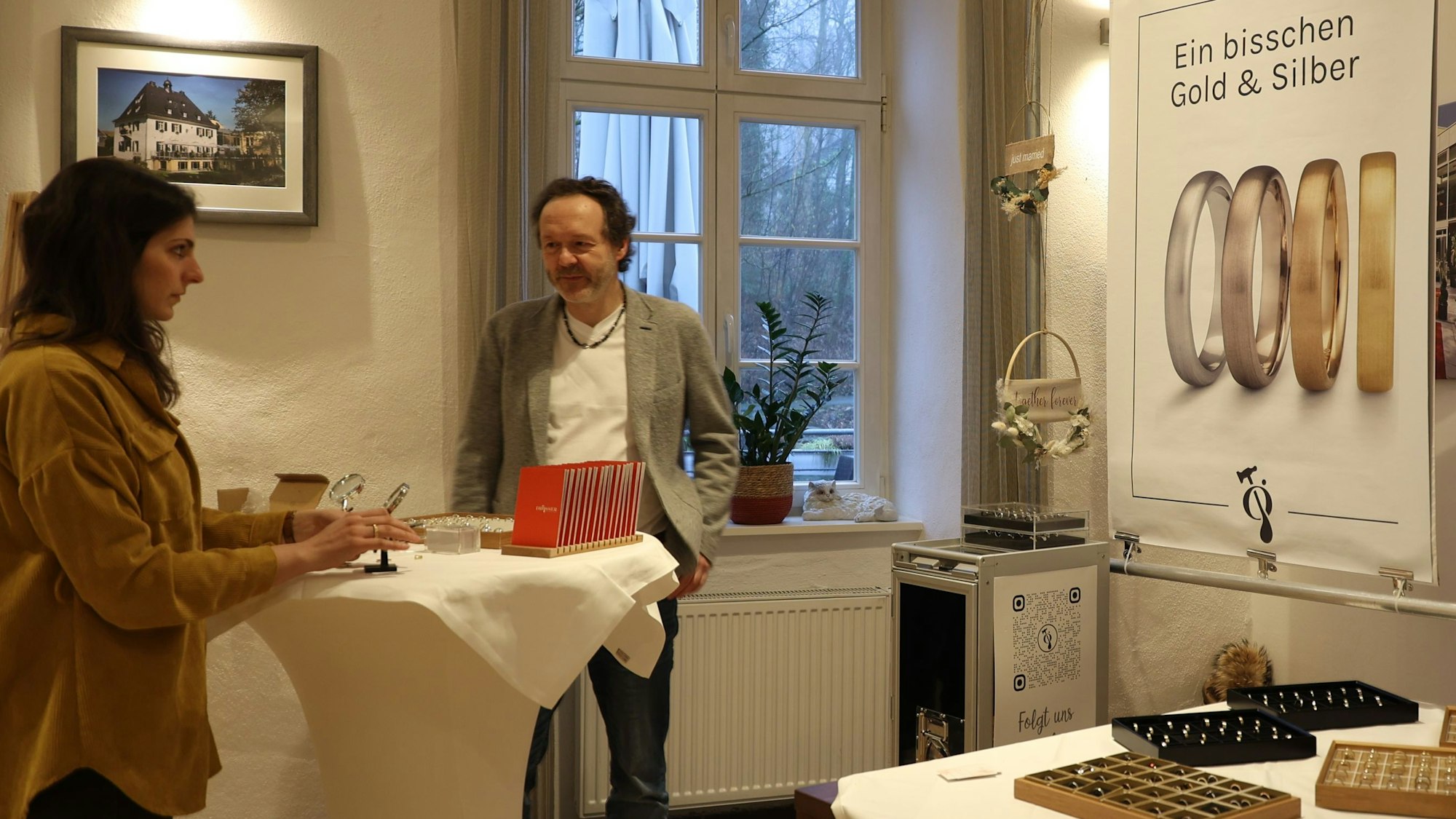 Margherite Dappozzo und Christian Wolf am Stand der Goldschmiede Drösser auf Gut Landscheid