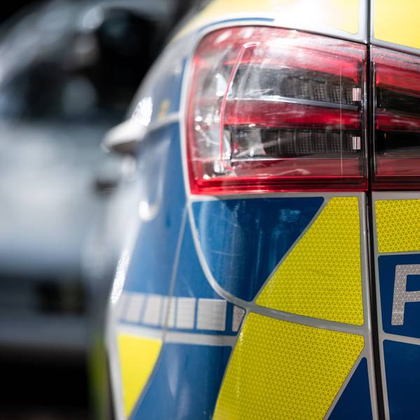 Der Schriftzug «Polizei» ist auf einem Polizeiauto zu sehen.
