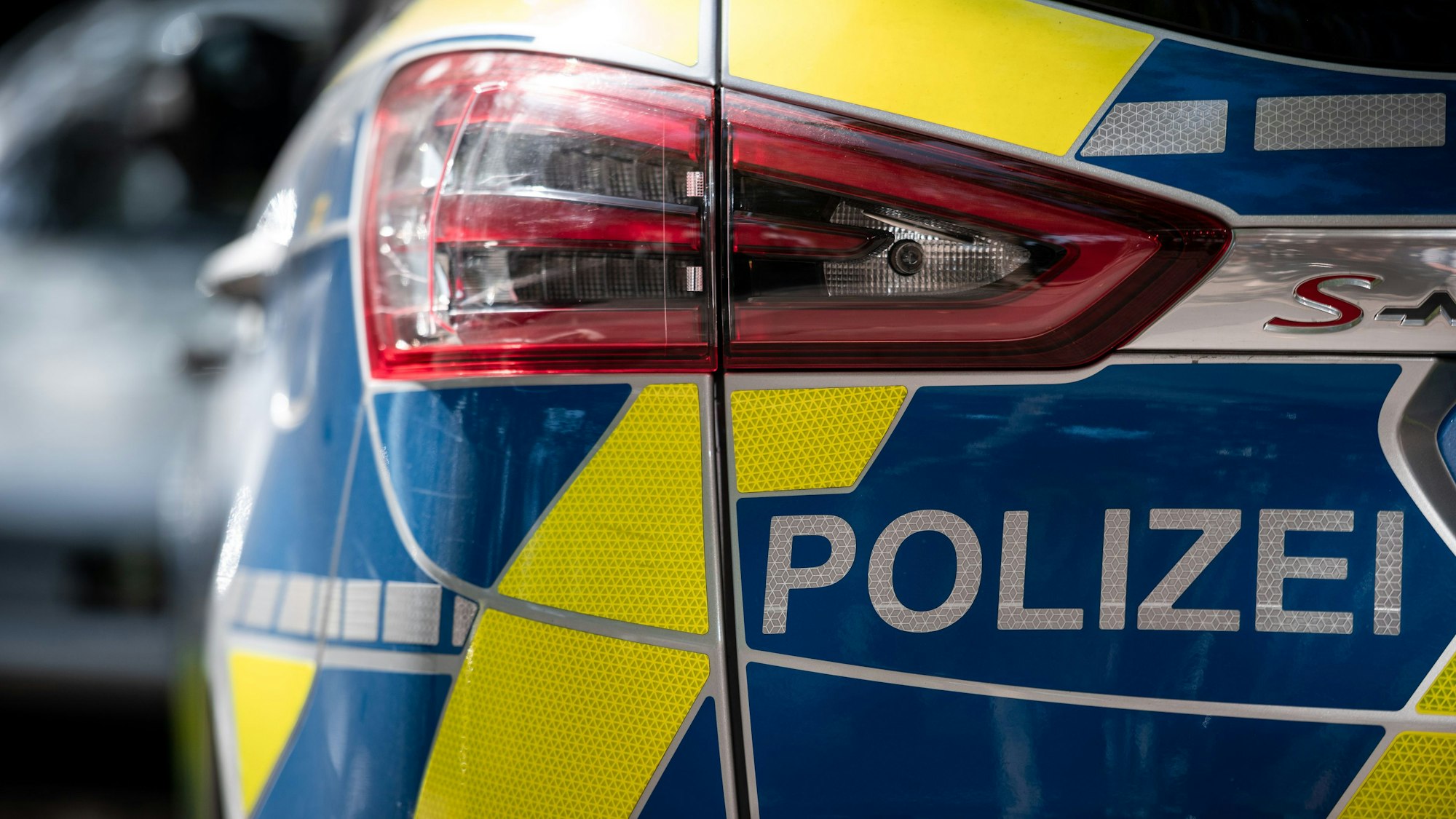 Der Schriftzug «Polizei» ist auf einem Polizeiauto zu sehen.