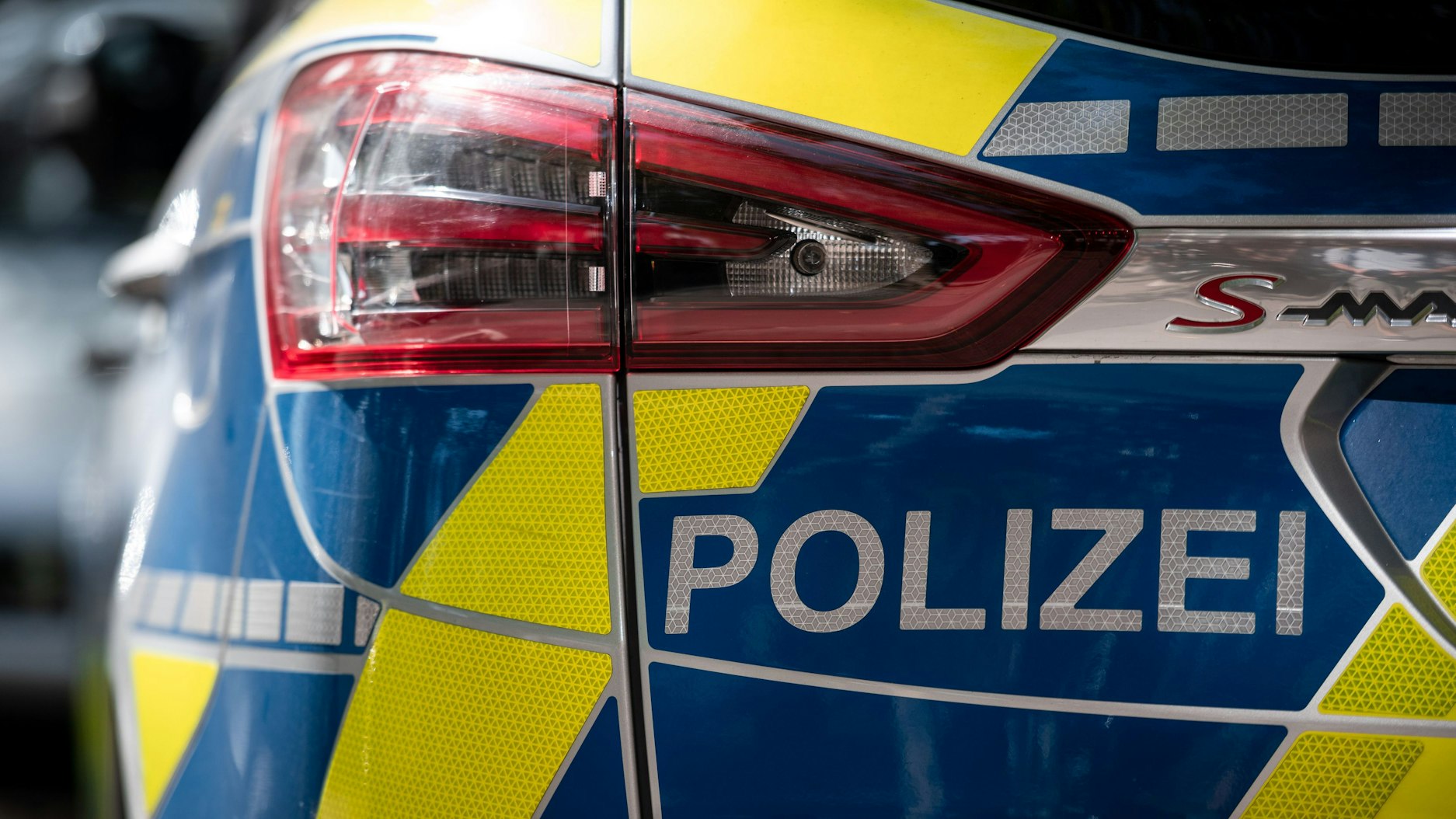Der Schriftzug «Polizei» ist auf einem Polizeiauto zu sehen.