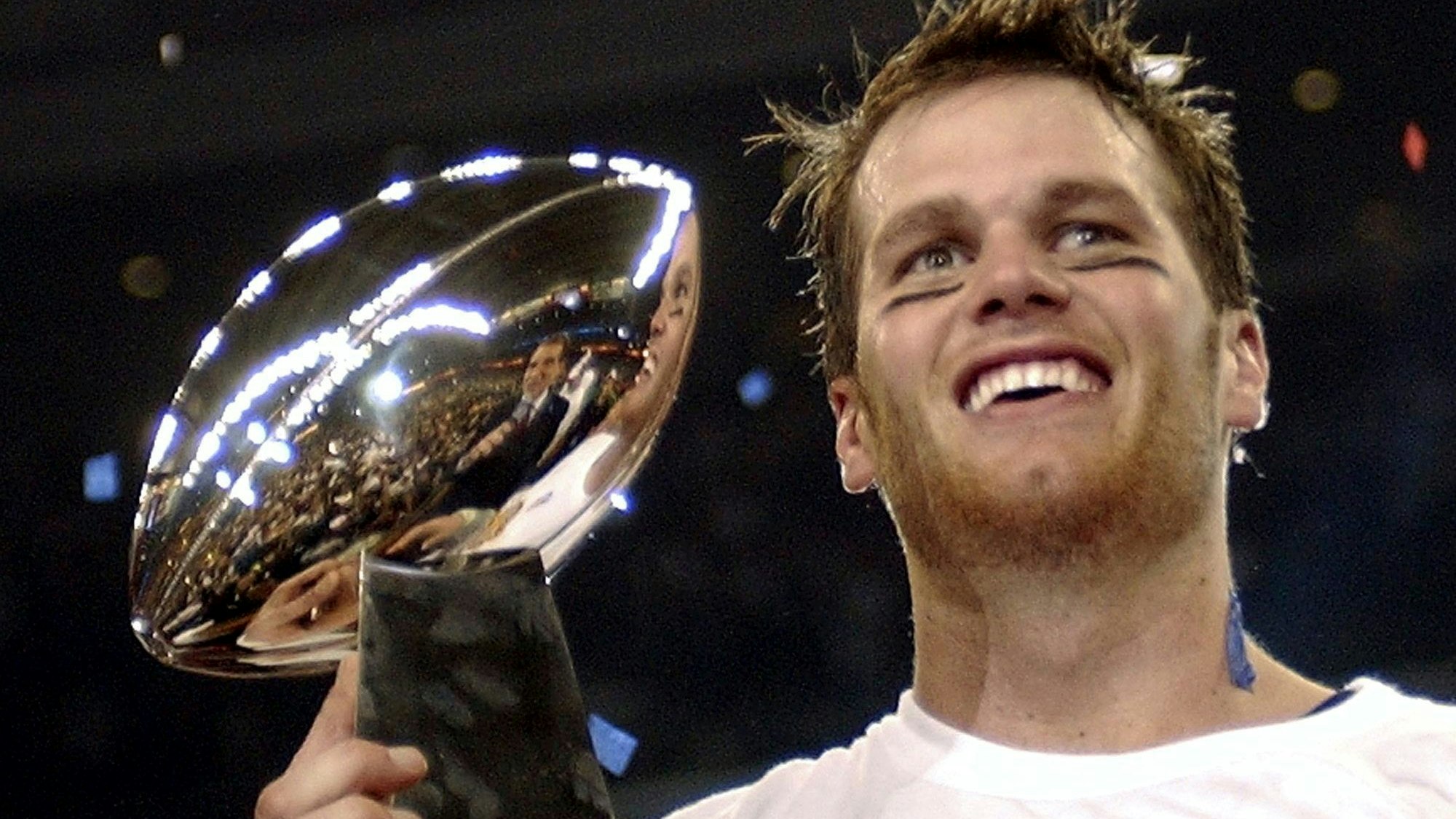 Der Quarterback der New England Patriots, Tom Brady, hält die Vince Lombardi Trophy nach dem 32:29-Sieg der Patriots gegen die Carolina Panthers im Super Bowl 38 in Houston.