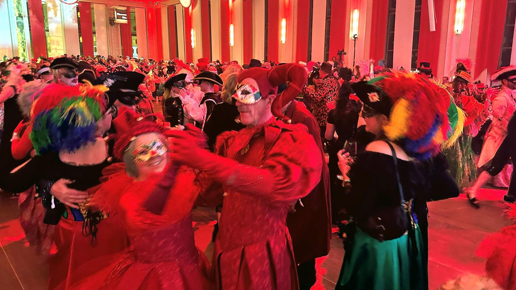Menschen tanzen Walzer beim Maskenball der Roten Funken im Gürzenich.