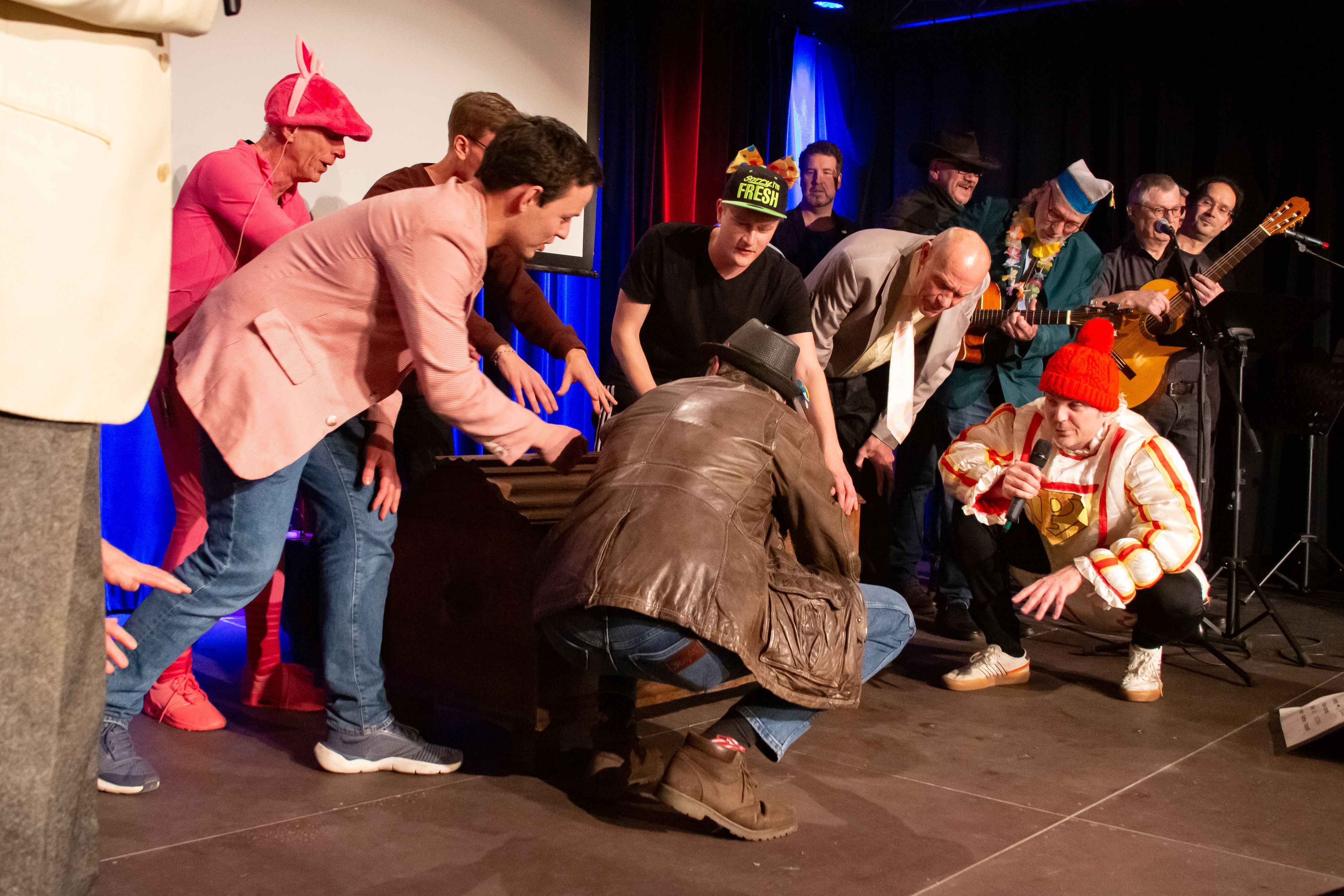 Das Team von „Leverkusens Kleinster Sitzung“ schart sich auf der Bühne um eine Schatzkiste.