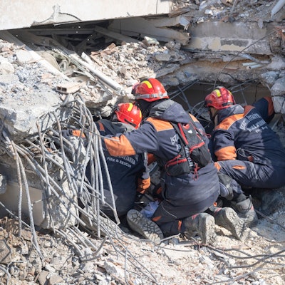 Helfer haben einen Tunnel zu einer verschütteten Frau gegraben. Noch immer werden tausende Opfer unter den Trümmern vermutet. Helferteams aus der ganzen Welt sind im Katastrophengebiet im Einsatz. (Symbolbild)