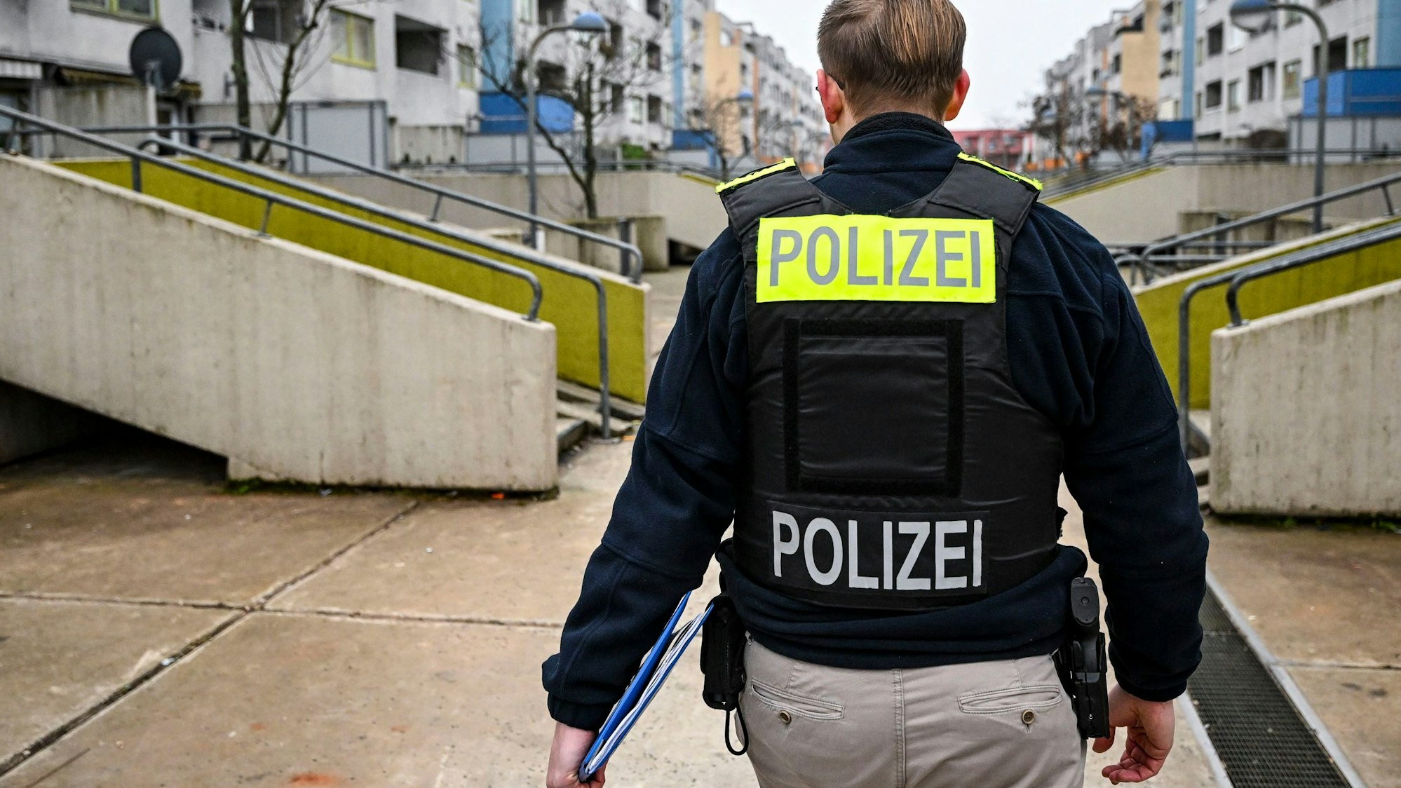 Nach den Ausschreitungen in der Silvesternacht, bei denen in Neukölln ein Reisebus angezündet wurde, fragen LKA-Beamte Anwohner nach Videomaterial.