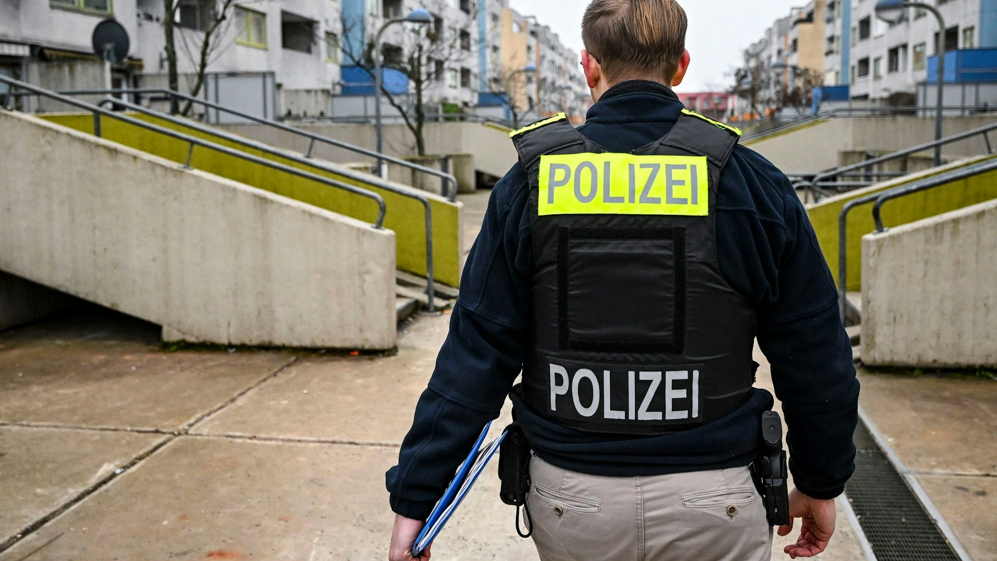 Nach den Ausschreitungen in der Silvesternacht, bei denen in Neukölln ein Reisebus angezündet wurde, fragen LKA-Beamte Anwohner nach Videomaterial.