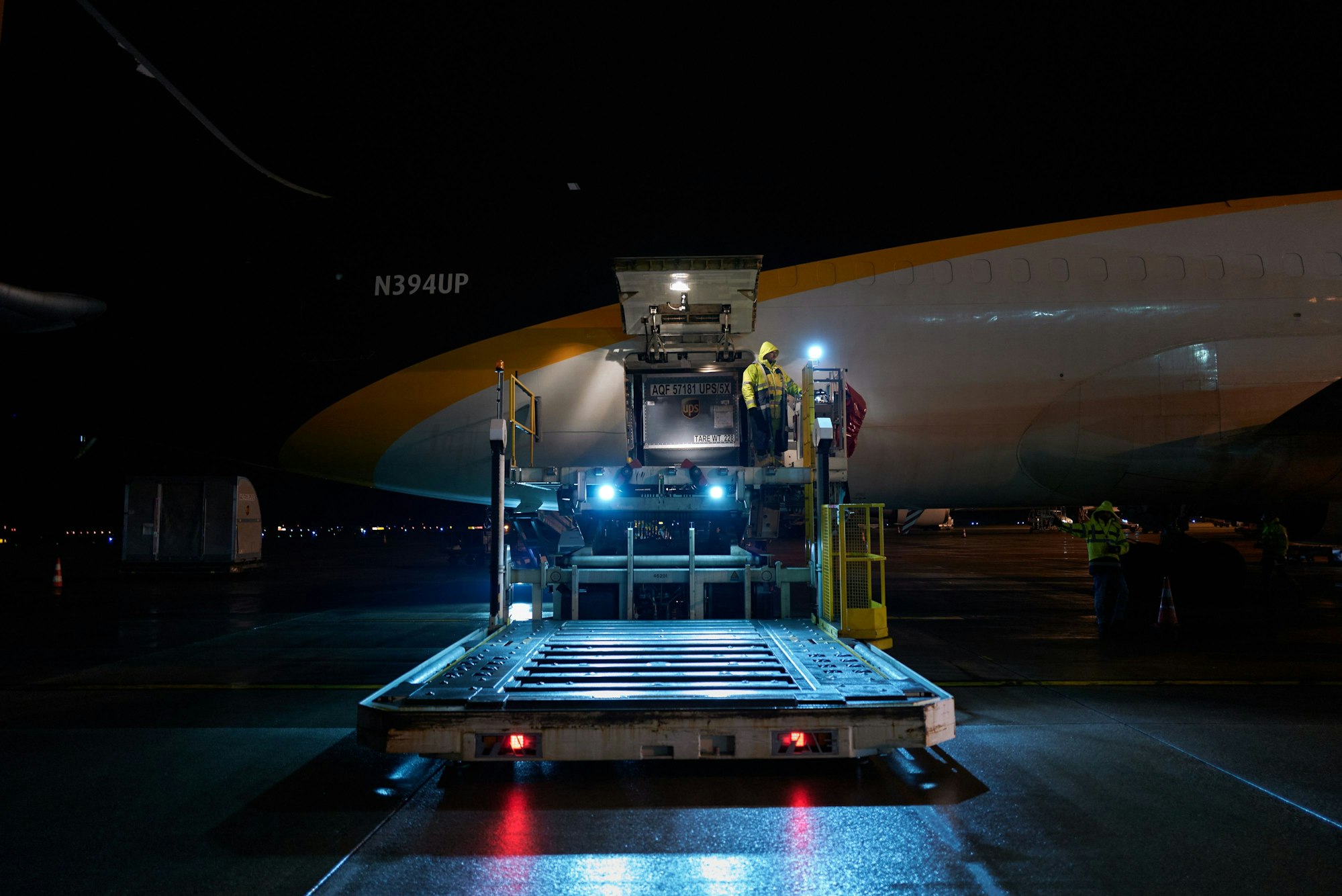 Die hintere Ladeluke einer Boing 767 der UPS Airlines wird entladen.