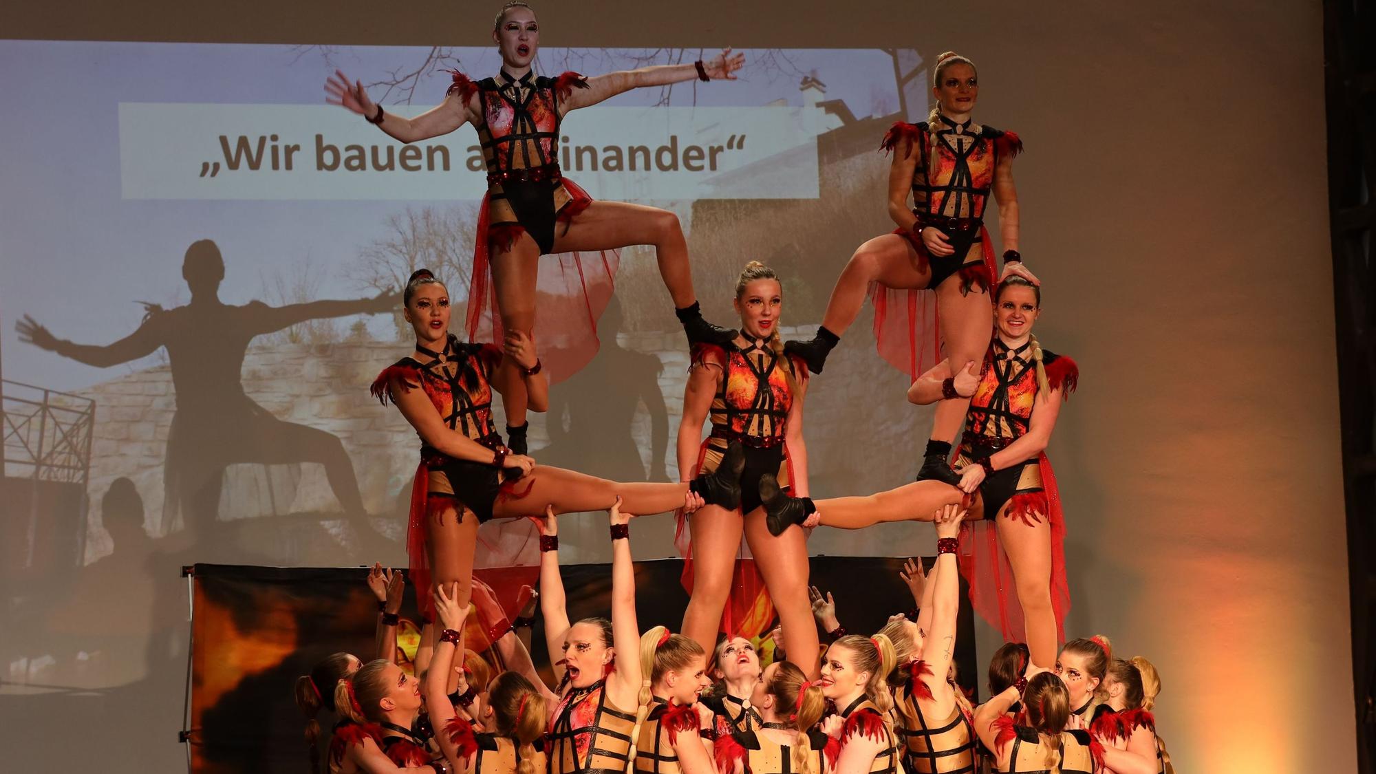 Die Tanzgruppe Showtime Mutscheid baut eine Menschenpyramide.
