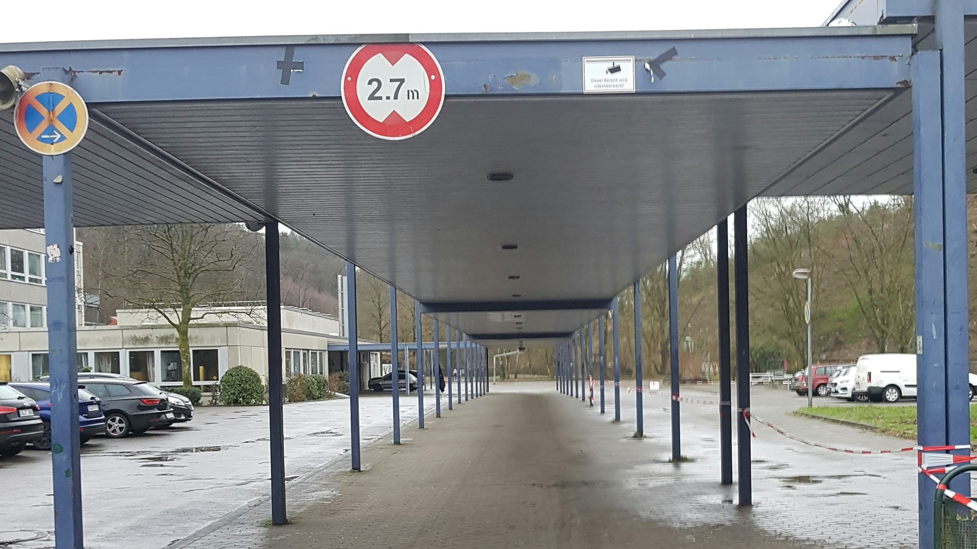 Dieser Laubengang auf dem Schulhof wird abgebrochen.