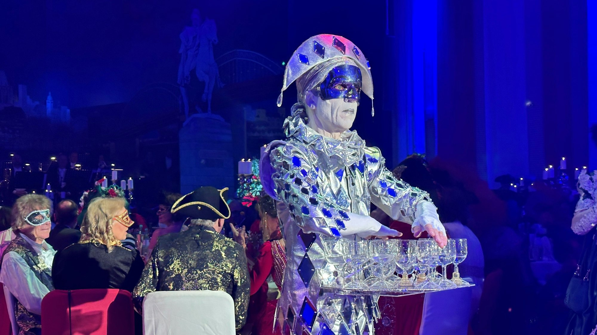 Mann im prachtvollen Kostüm