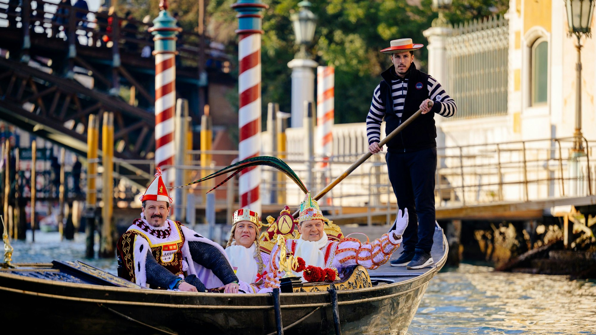 Das Kölner Dreigestirn sitzt in einer Gondel in Venedig.