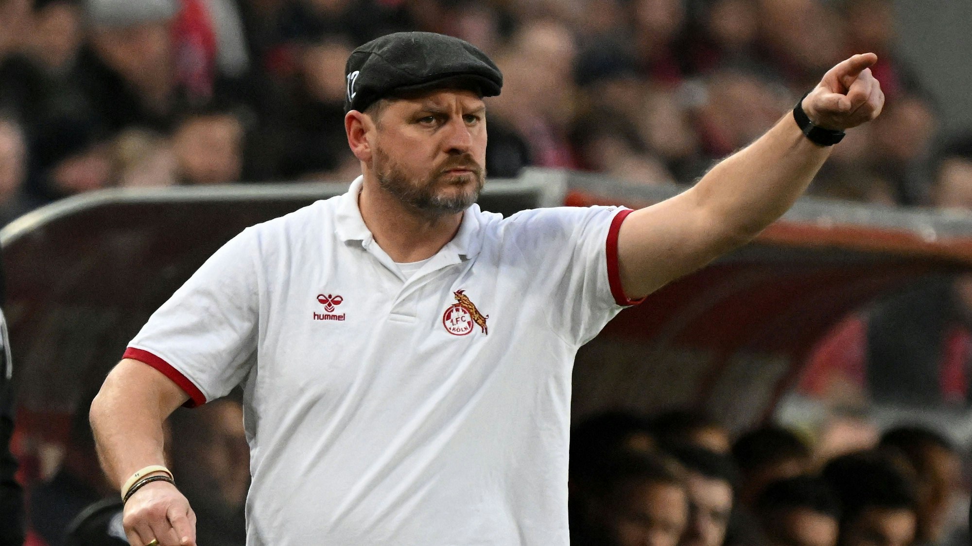 Baumgart gestikuliert mit ausgestrecktem Arm