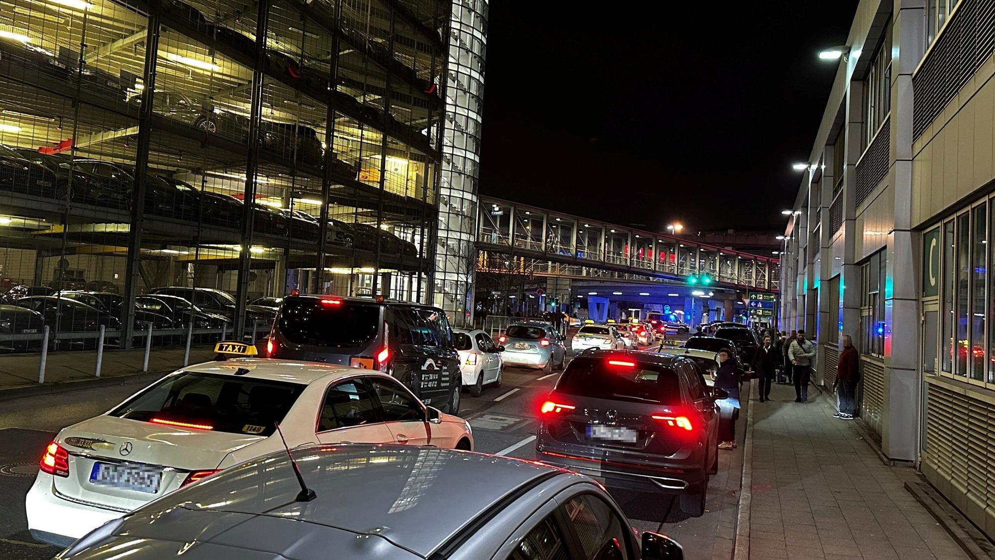 Polizeieinsatz am Düsseldorfer Flughafen: Die Polizei hat Straßen am Parkhaus P2 gesperrt, ein verdächtiges Fahrzeug wird überprüft.