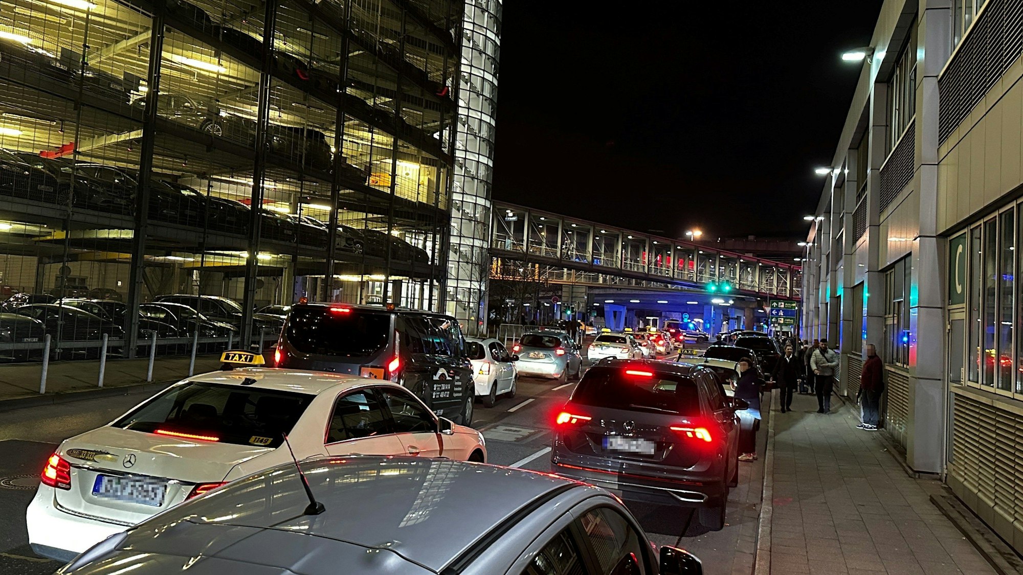 Polizeieinsatz am Düsseldorfer Flughafen: Die Polizei hat Straßen am Parkhaus P2 gesperrt, ein verdächtiges Fahrzeug wird überprüft.