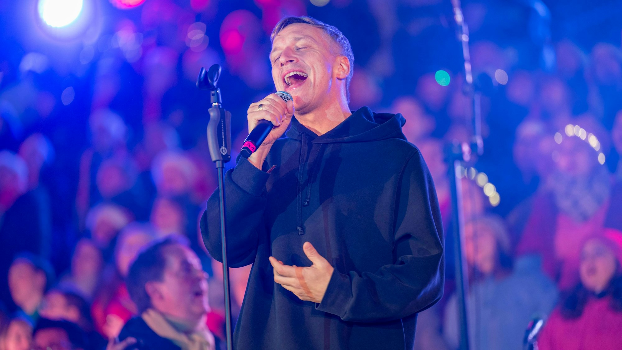 Kasalla-Frontmann Bastian singt.