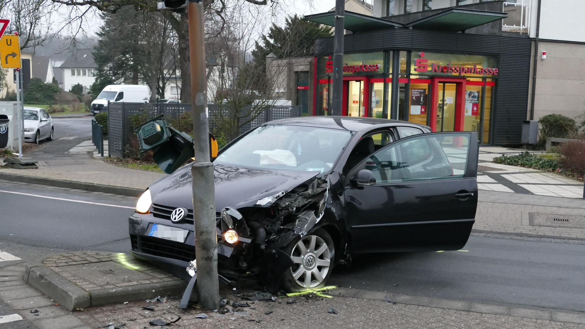 Schwerer Unfall auf der Römerstraße in Troisdorf.