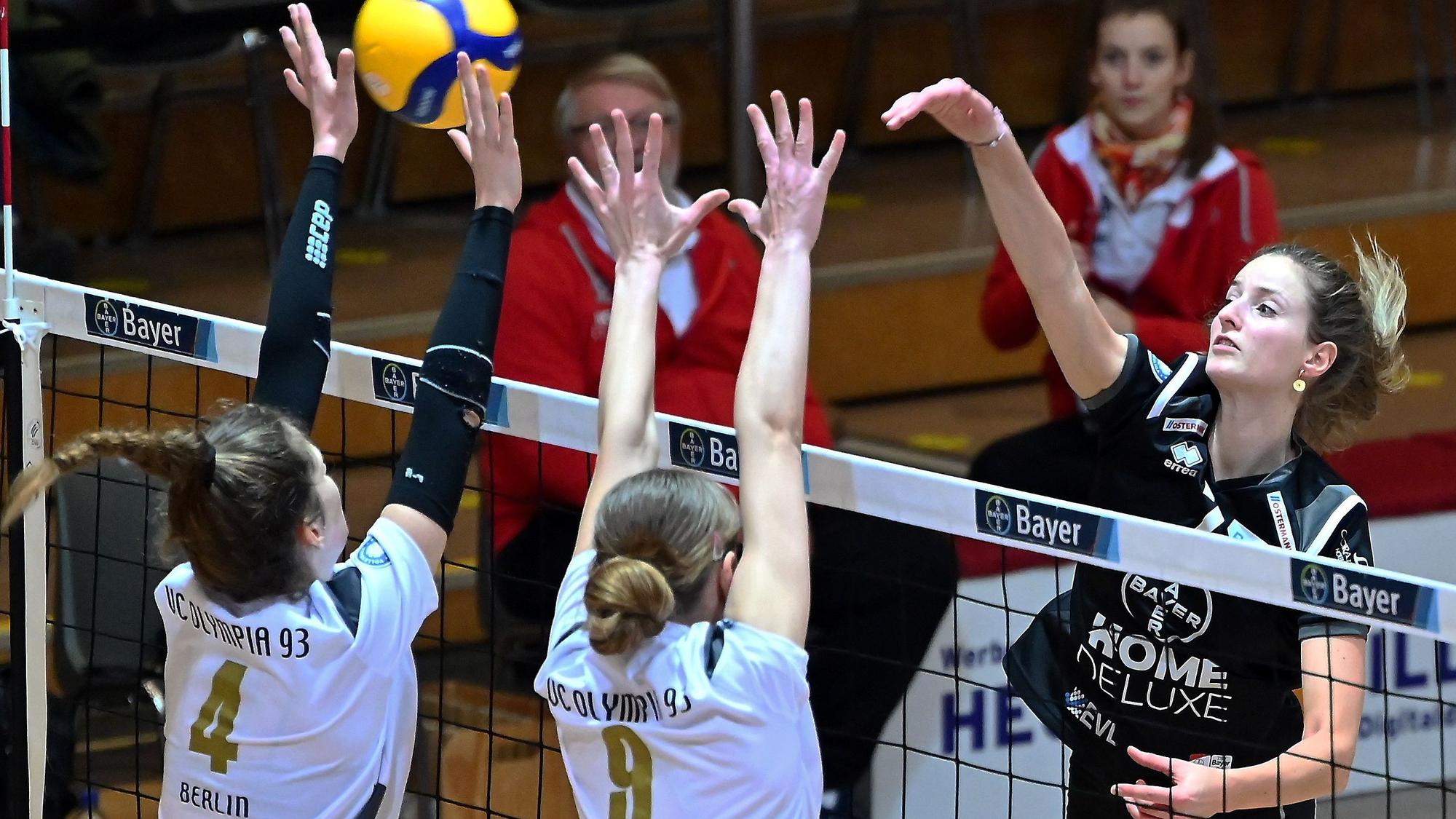 11.02.2023, Volleyball-Bayer Leverkusen-Berlin
rechts: Lena Overländer (Bayer)
Foto: Uli Herhaus
