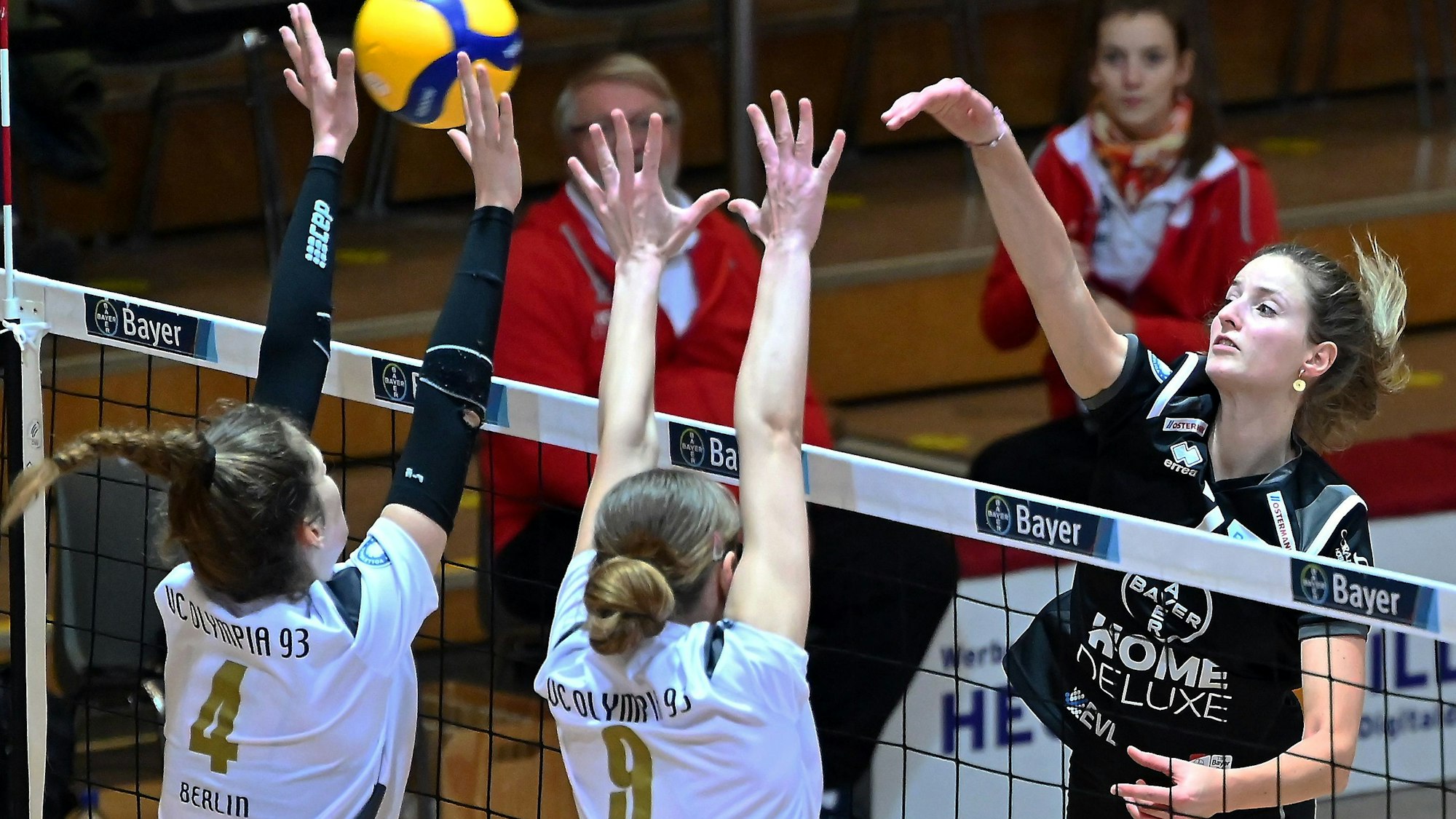 11.02.2023, Volleyball-Bayer Leverkusen-Berlin
rechts: Lena Overländer (Bayer)
Foto: Uli Herhaus