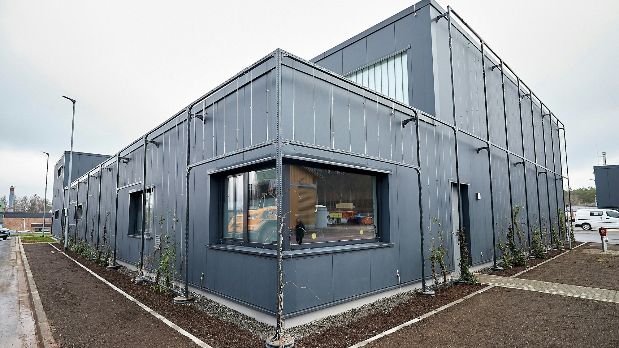 An der Werkstatthalle sind bereits erste Pflanzen gesetzt.