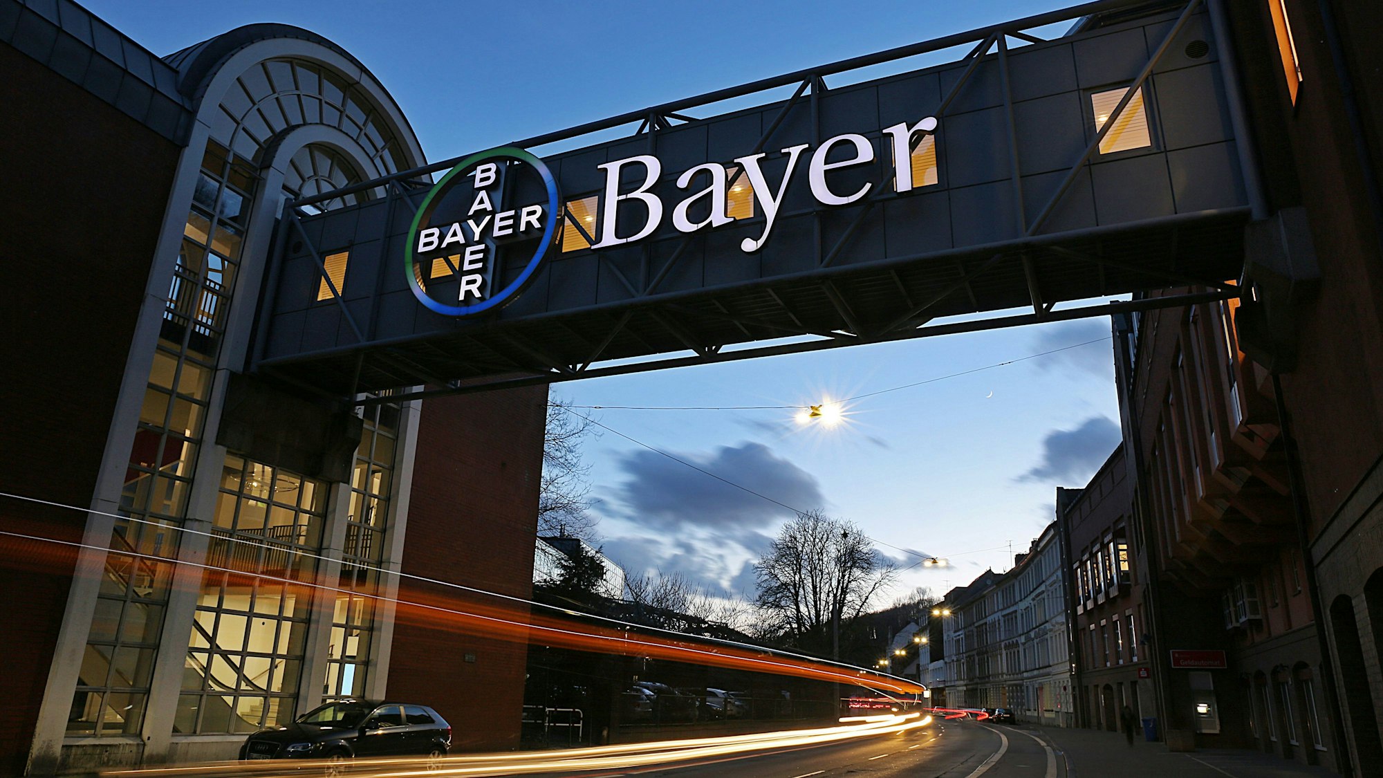 Nordrhein-Westfalen, Wuppertal: Unter dem Bayer Kreuz am Werk fahren Fahrzeuge hindurch.(Archivbild)