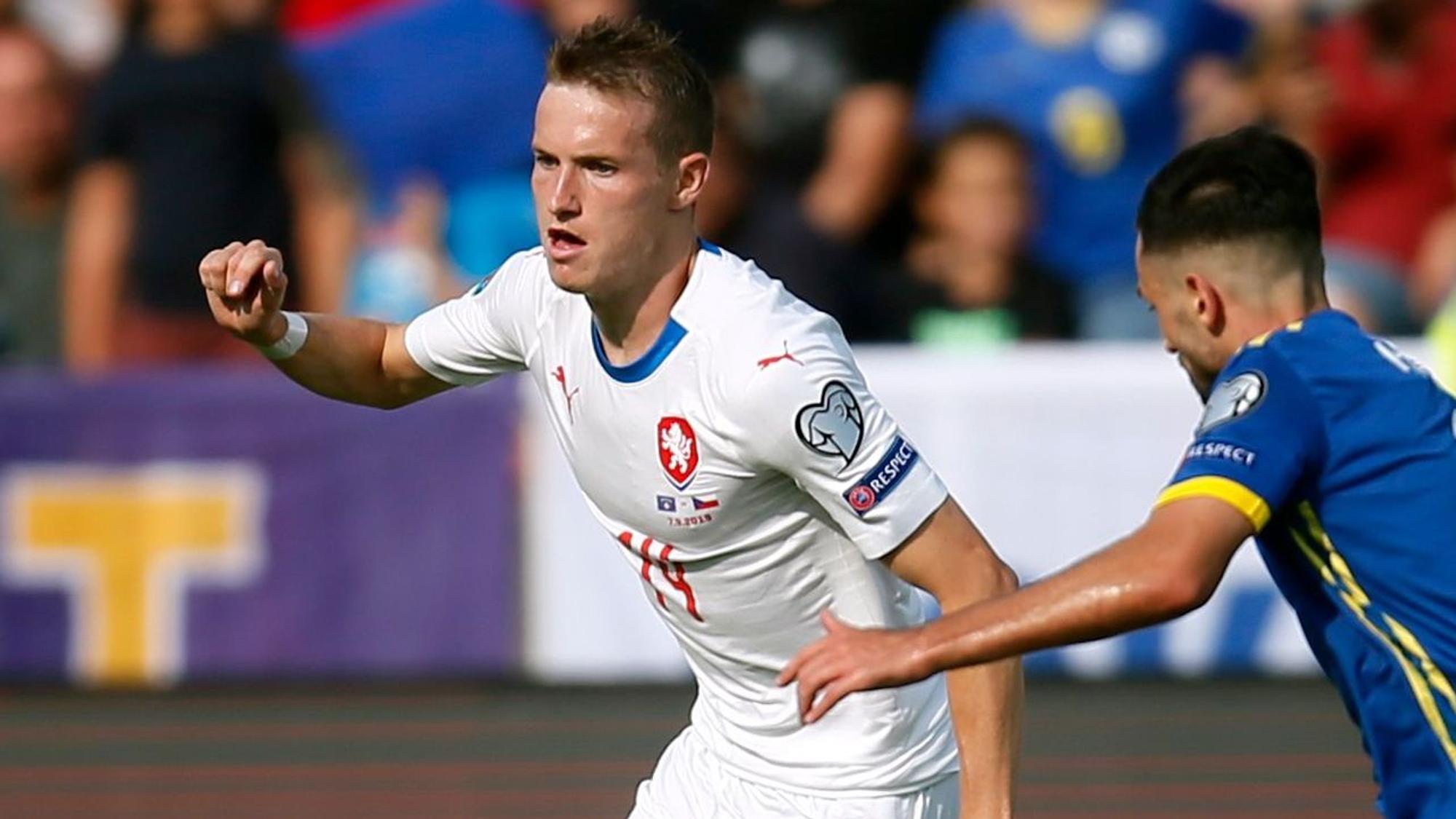 Jakub Jankto und Besar Halimi kämpfen um den Ball.