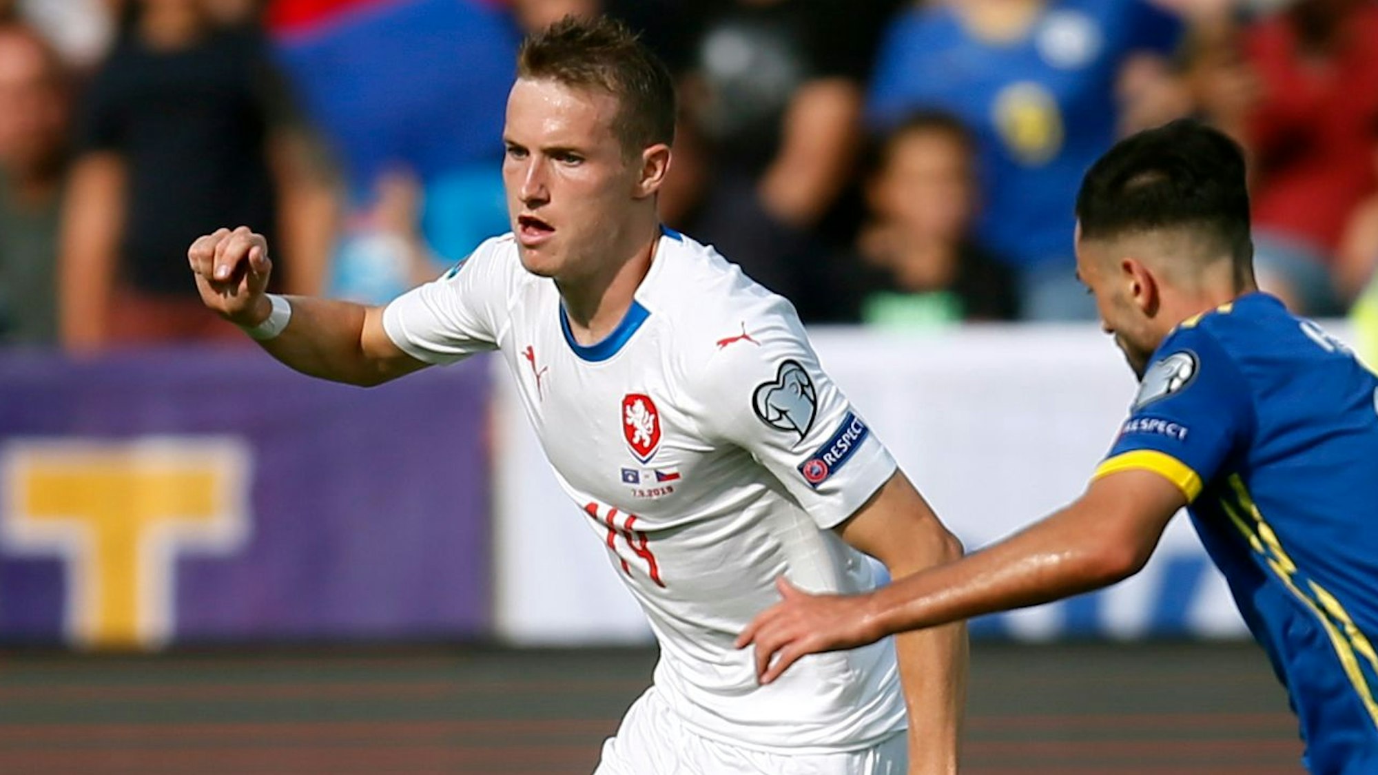 Jakub Jankto und Besar Halimi kämpfen um den Ball.