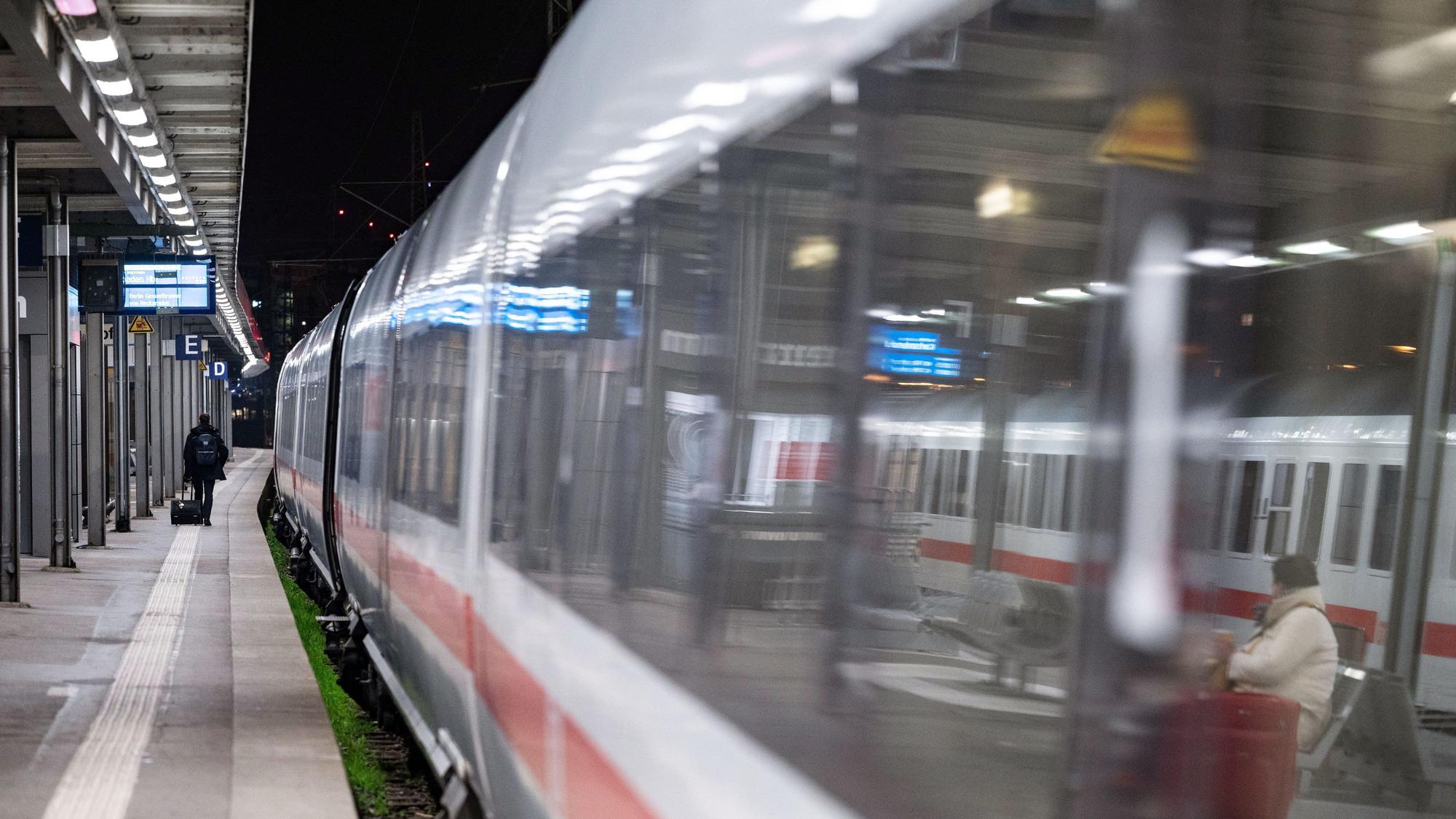 Ein ICE der Deutschen Bahn steht in einem Hauptbahnhof.
