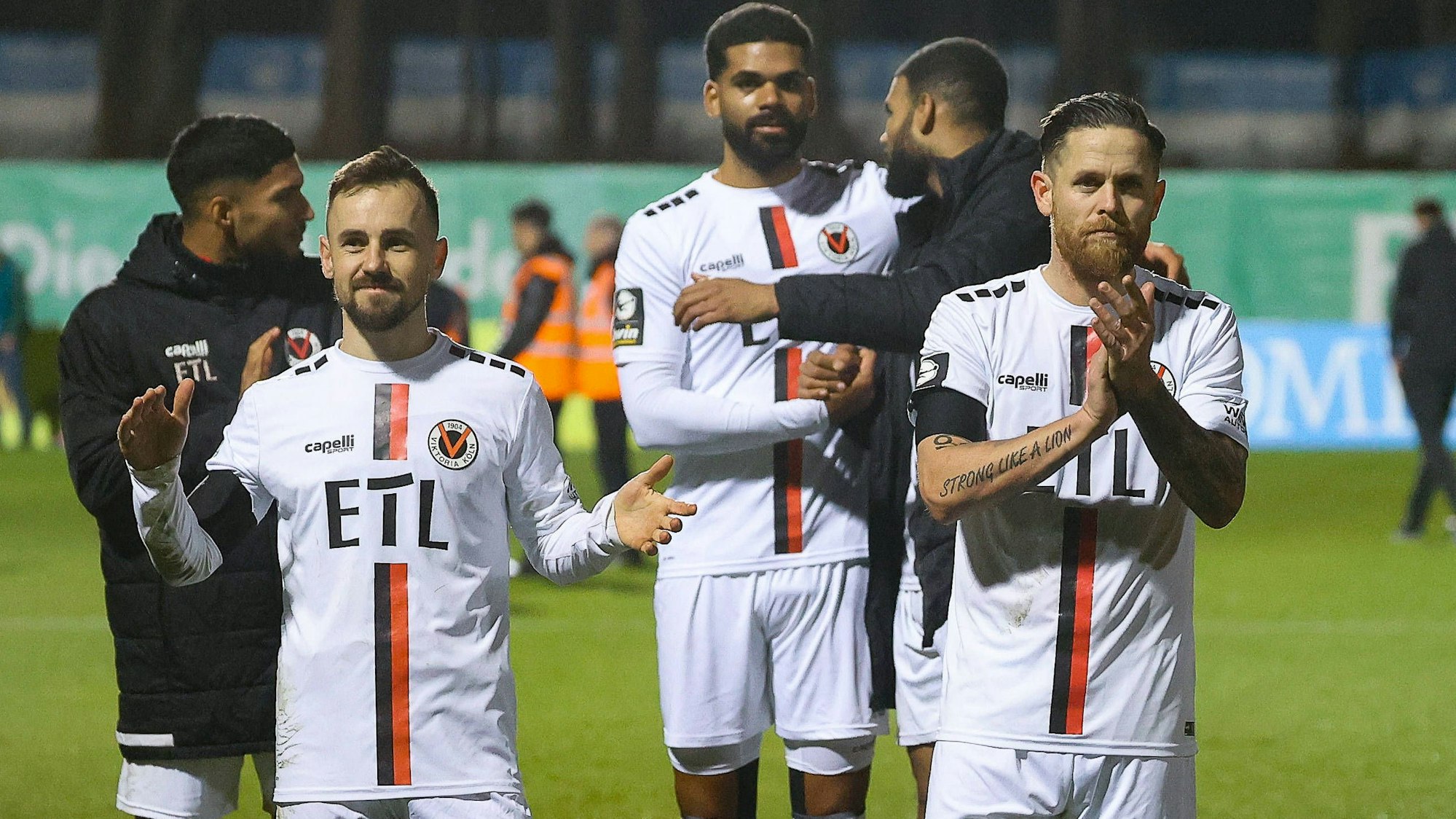 Viktoria Köln jubelt mit Simon Handle und Mike Wunderlich