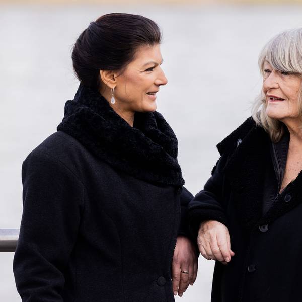 Köln: Sahra Wagenknecht (Die Linke, l), Politikerin, und Alice Schwarzer, Frauenrechtlerin, stehen im Rheinauhafen am Rhein.