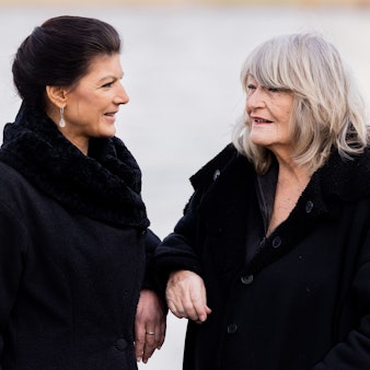 Sahra Wagenknecht (Die Linke, l.) und Alice Schwarzer haben nach ihrem „Manifest für Frieden“ zu einer Demonstration in Berlin gegen weitere Waffenlieferungen an die Ukraineaufgerufen.