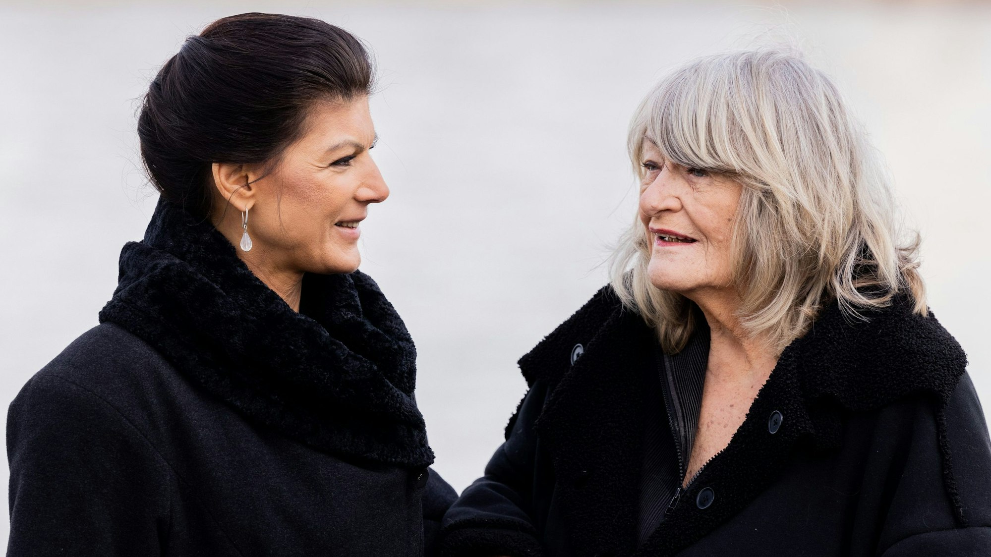 Politikerin Sahra Wagenknecht (Die Linke, l) und Frauenrechtlerin Alice Schwarzer stehen im Rheinauhafen einander gegenüber und sprechen miteinander.