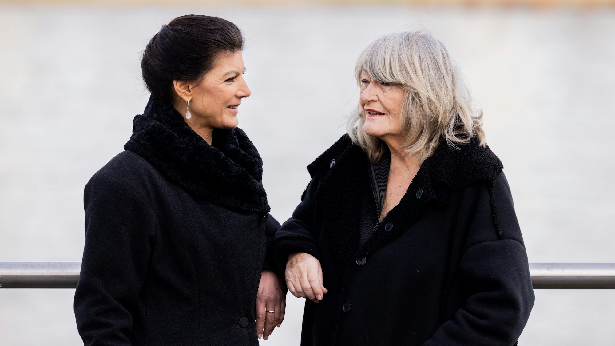 Köln: Sahra Wagenknecht (Die Linke, l), Politikerin, und Alice Schwarzer, Frauenrechtlerin, stehen im Rheinauhafen am Rhein.