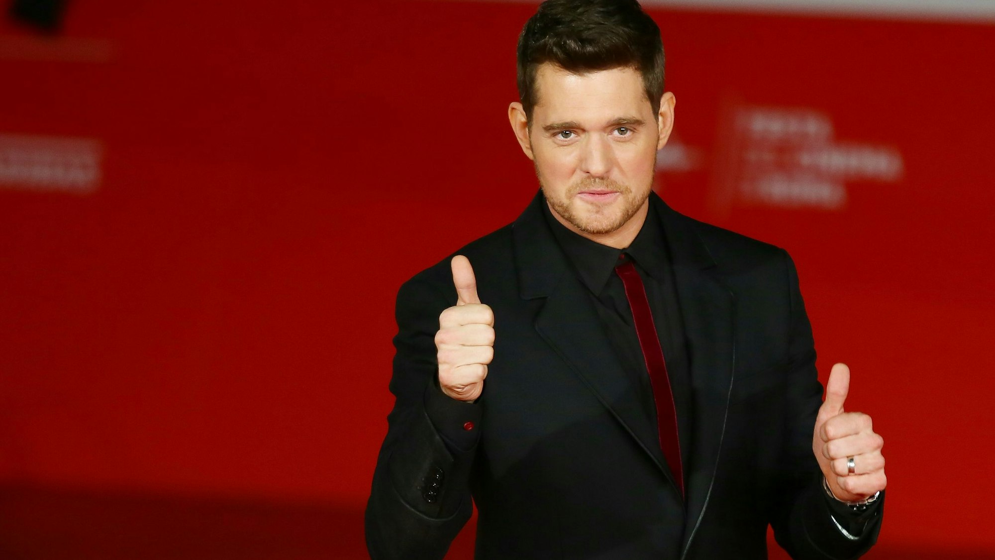 Michael Bublé hebt beide Daumen hoch.