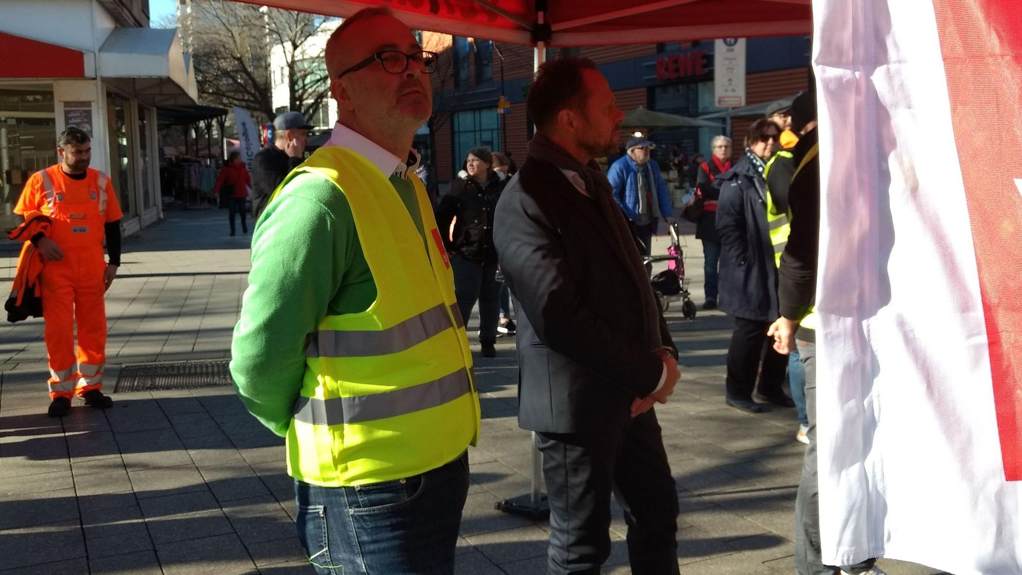 Gewerkschaftssekretär Stephan Dreesbach und Oberbürgermeister Uwe Richrath bei einer Warnstreik-Kundgebung