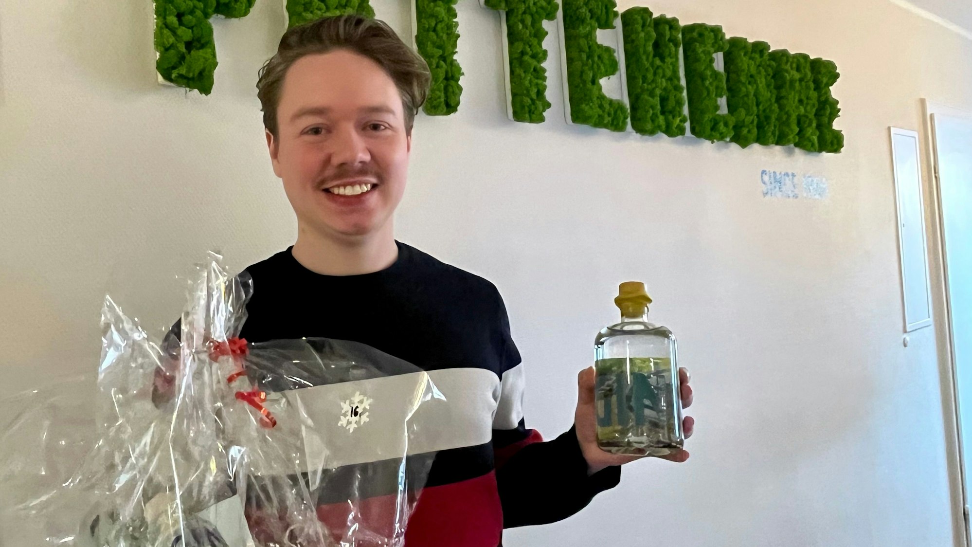 Cornel Müller hält den Fettehenne Gin in der Hand