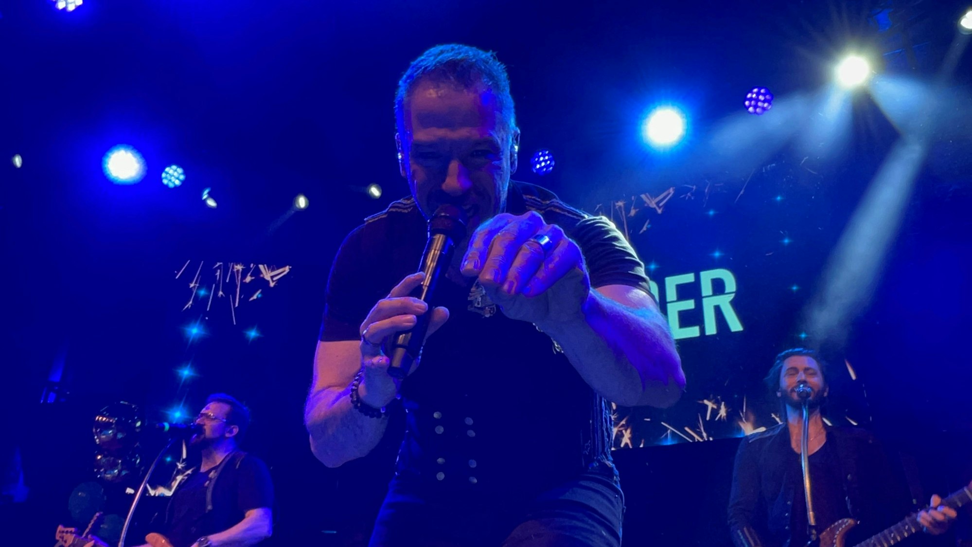 Höhner-Frontmann Patrick Lück schaut beim Singen in die Kamera.