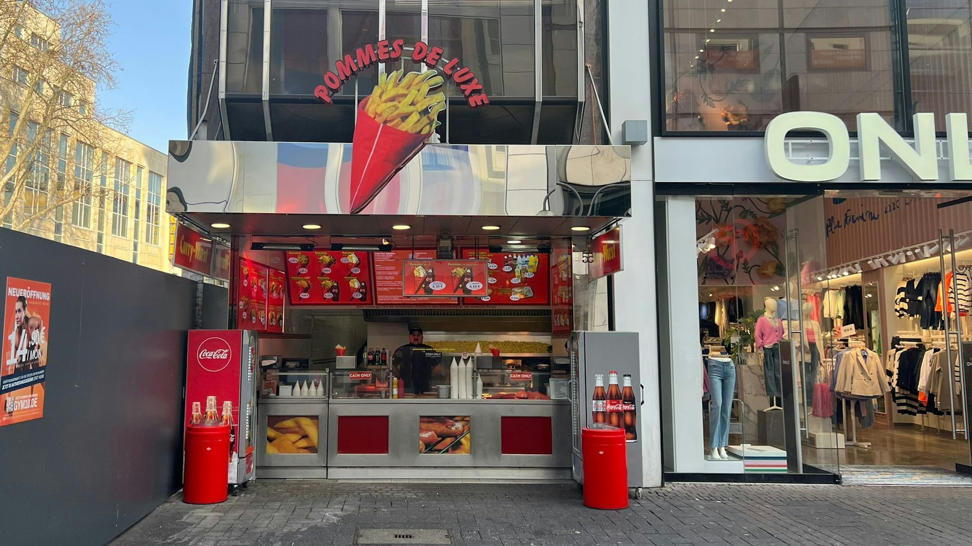 Außenansicht des Pommes Deluxe in der Kölner Innenstadt.