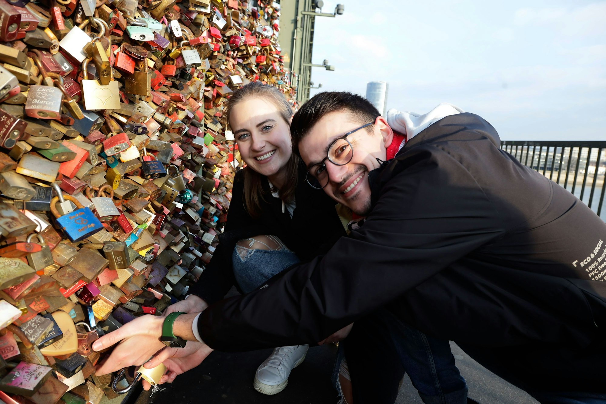 Marla Carus und Sven Turi hängen sie ihr erstes Liebesschloss an der Hohenzollernbrücke auf.m.