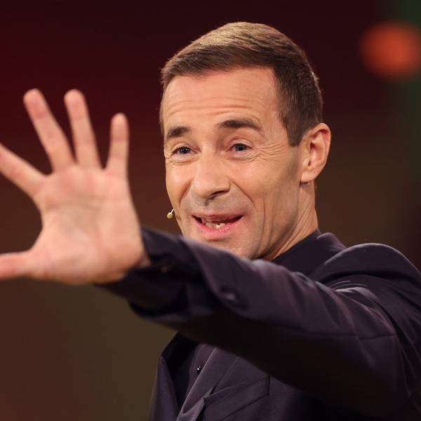 Moderator Kai Pflaume steht bei der Fernsehgala „Goldene Henne“ auf der Bühne.